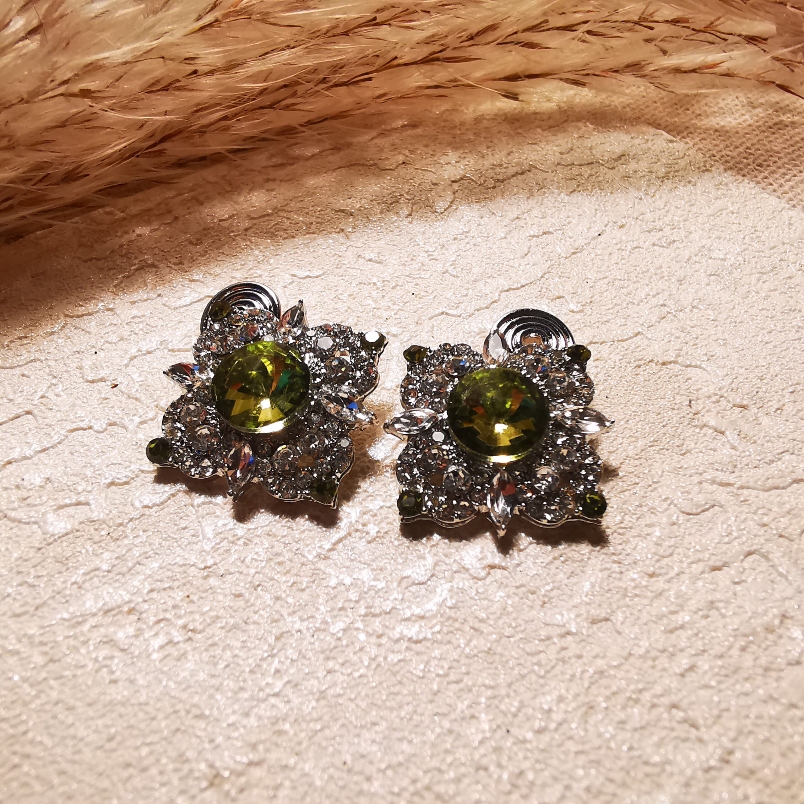 No.E5 - French Vintage Palace-Style Green Diamond Earrings – Perfect for Street Photography & Everyday Styling