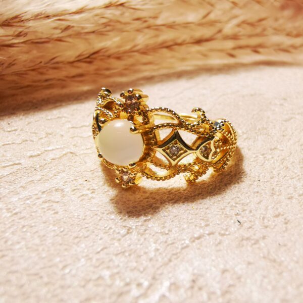 No.R2-"Golden Brilliance" Intricate Carved Pearl Diamond Ring – Perfect for Street Photography & Everyday Styling