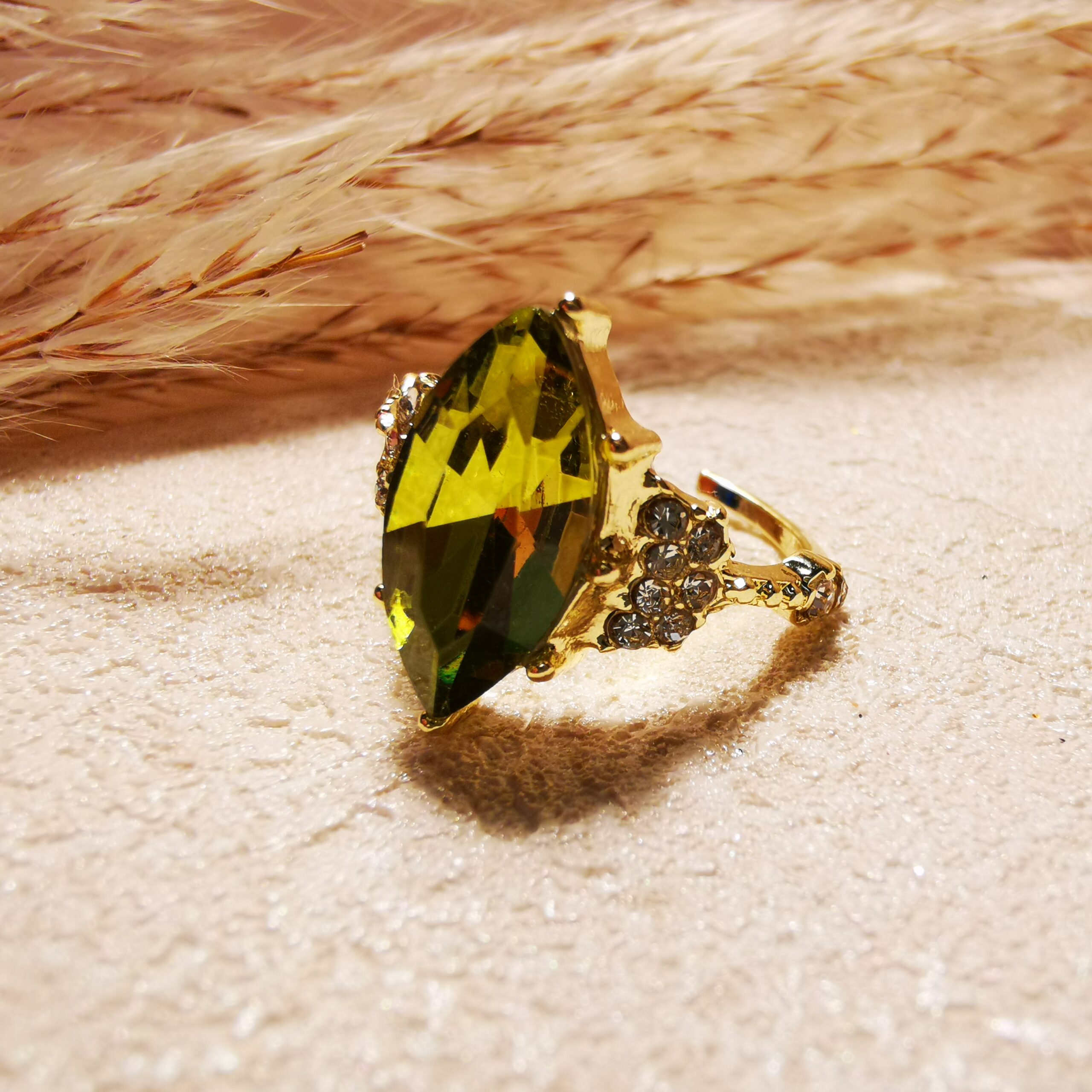 No.R30 - Onisso Temple French Palace Vintage Shimmering Olive Green Ring – Perfect for Street Photography & Everyday Styling