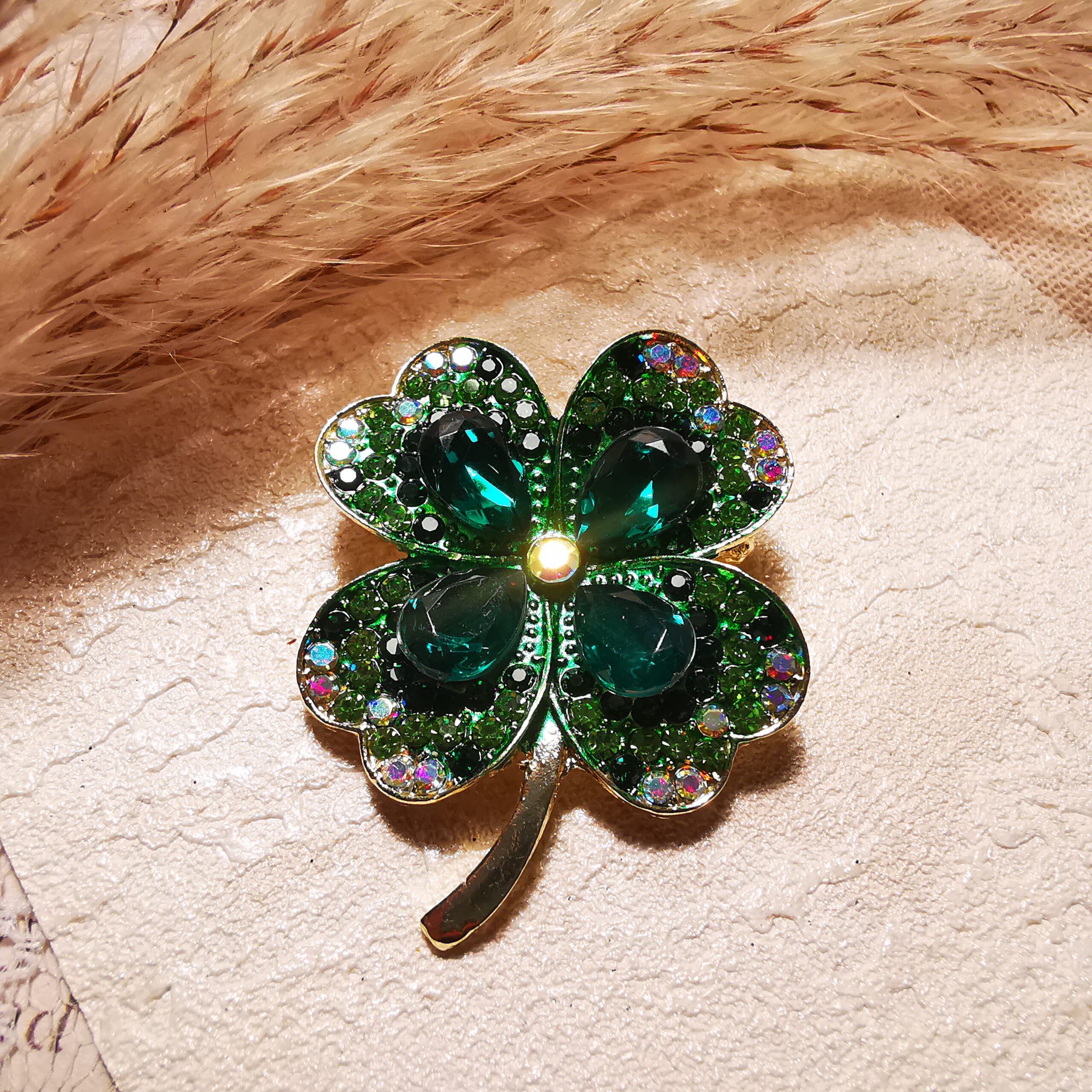 No.S3 - Green Exquisite Crystal Four-Leaf Clover Luxury Brooch – Perfect for Street Photoaphy & Everyday Styling