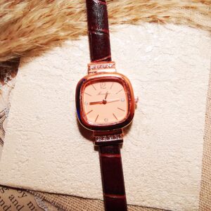 No.W10 - Vintage Elegant Petite Square Watch – Perfect for Street Photoaphy & Everyday Styling