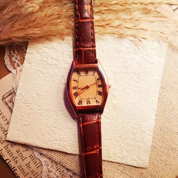 No.W15 - Vintage Mini Barrel Watch – Perfect for Street Photoaphy & Everyday Styling