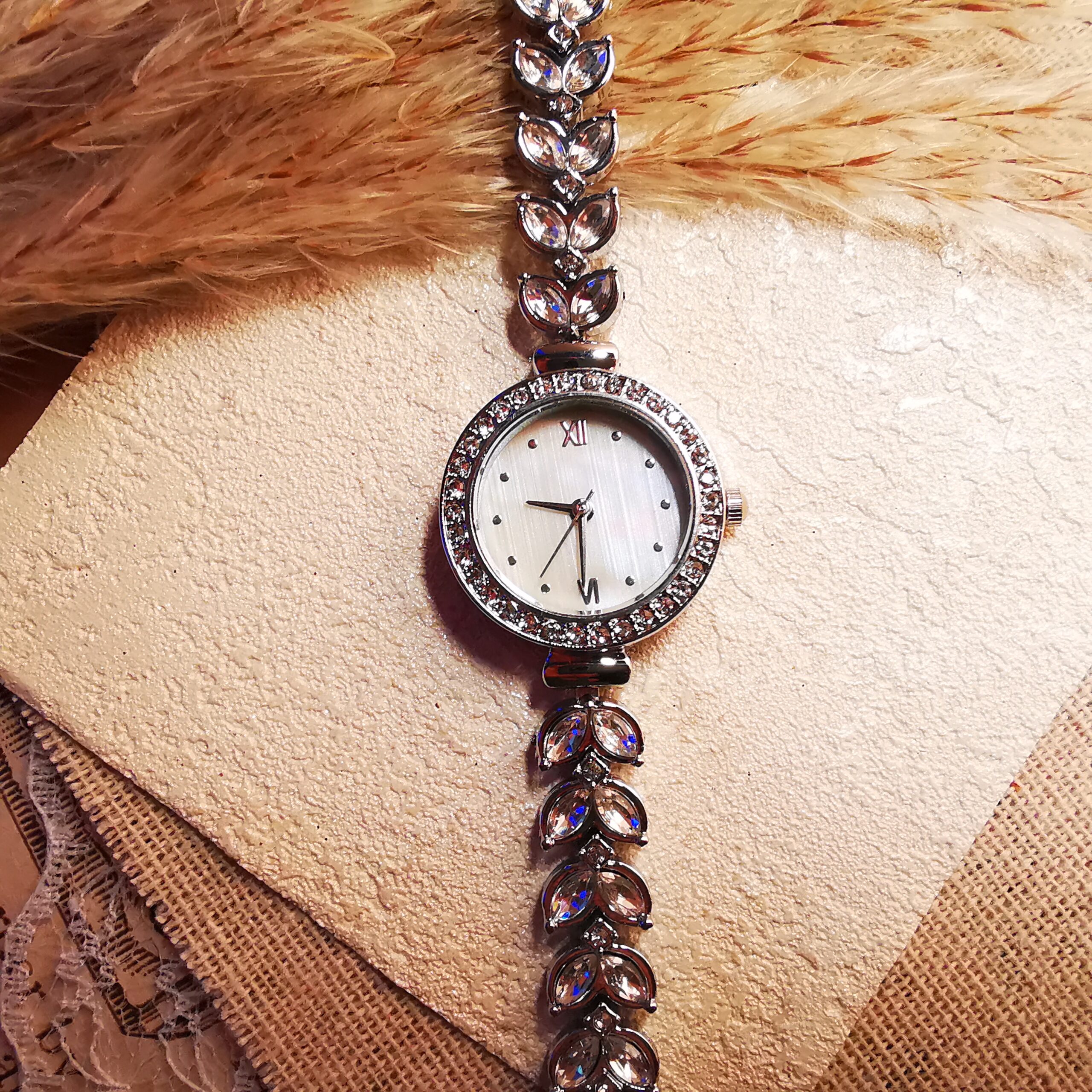 No.W4 - Mermaid Elegant Versatile Trendy Watch – Perfect for Street Photoaphy & Everyday Styling