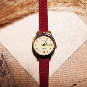 No.W7 - Vintage Cat Ear Small Round Watch – Perfect for Street Photoaphy & Everyday Styling
