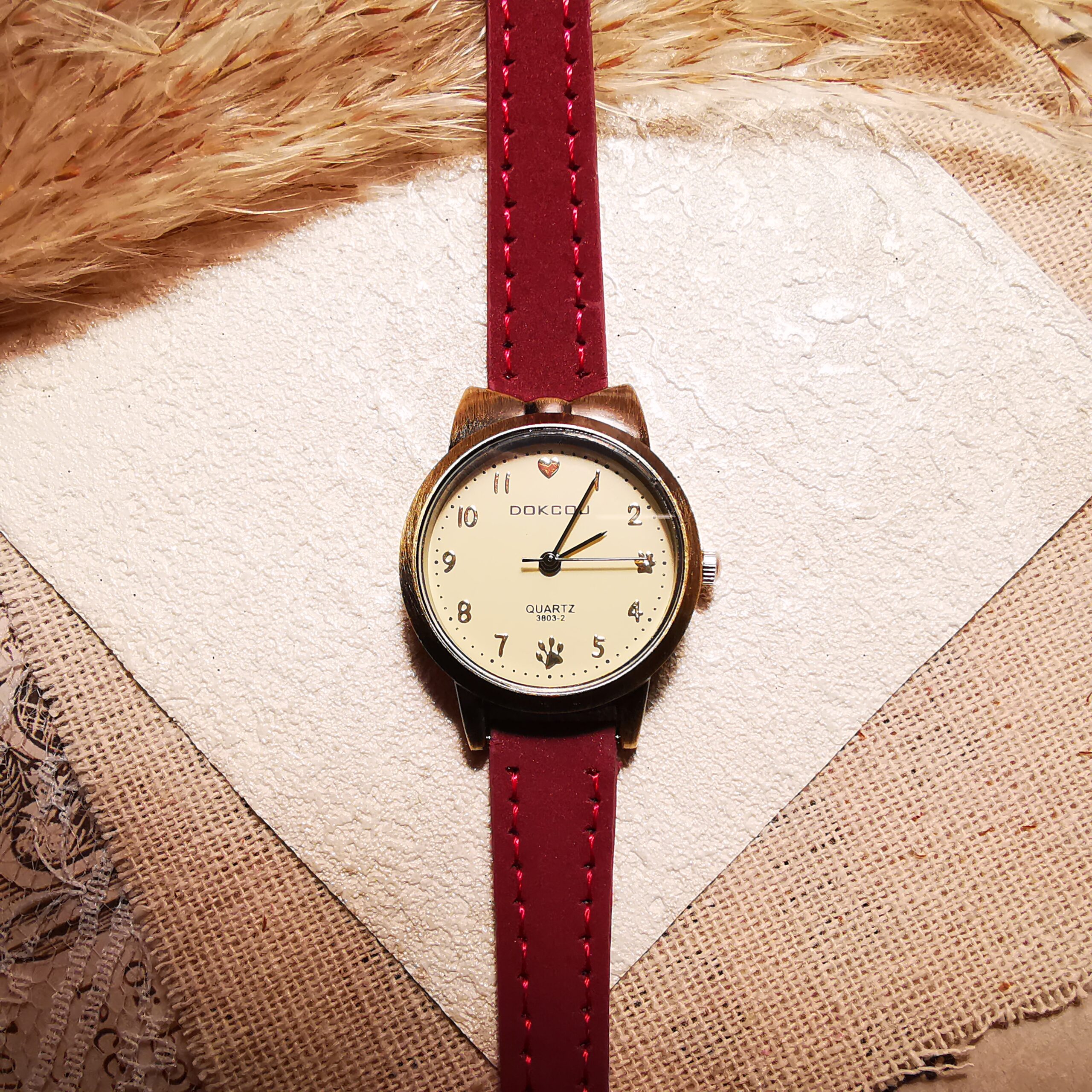 No.W7 - Vintage Cat Ear Small Round Watch – Perfect for Street Photoaphy & Everyday Styling