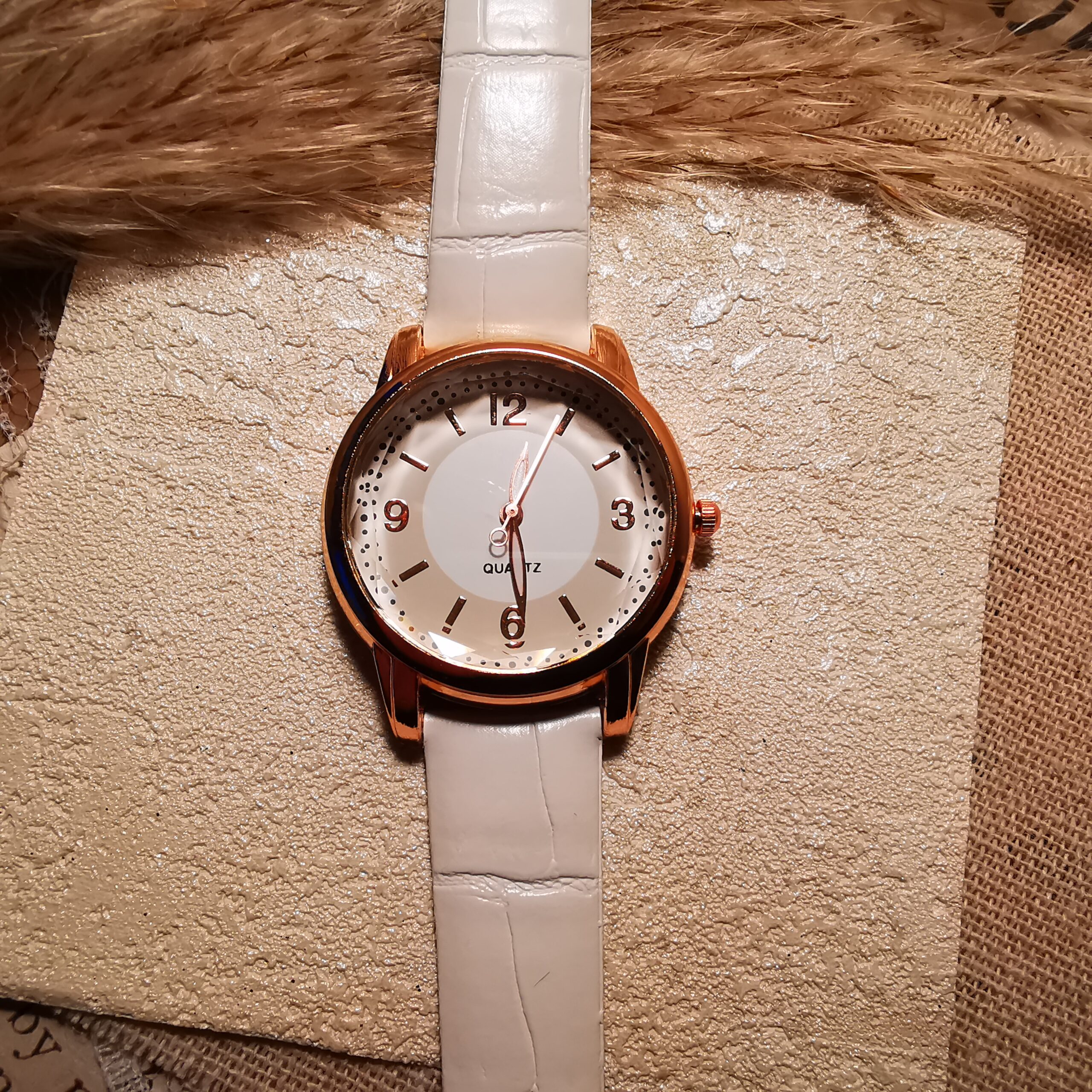 No.W9 - Vintage Round Minimalist Watch – Perfect for Street Photoaphy & Everyday Styling